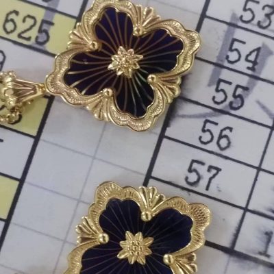 BQLT-PEN185432珐琅版中间丝带一面镶钻一面光金吊坠欧式四叶草客版