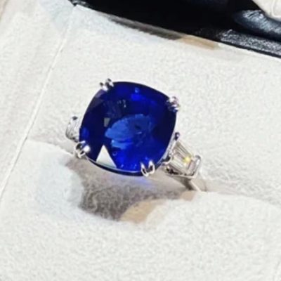 HW-349414四双爪镶枕形蓝宝梯方钻双肩直臂戒